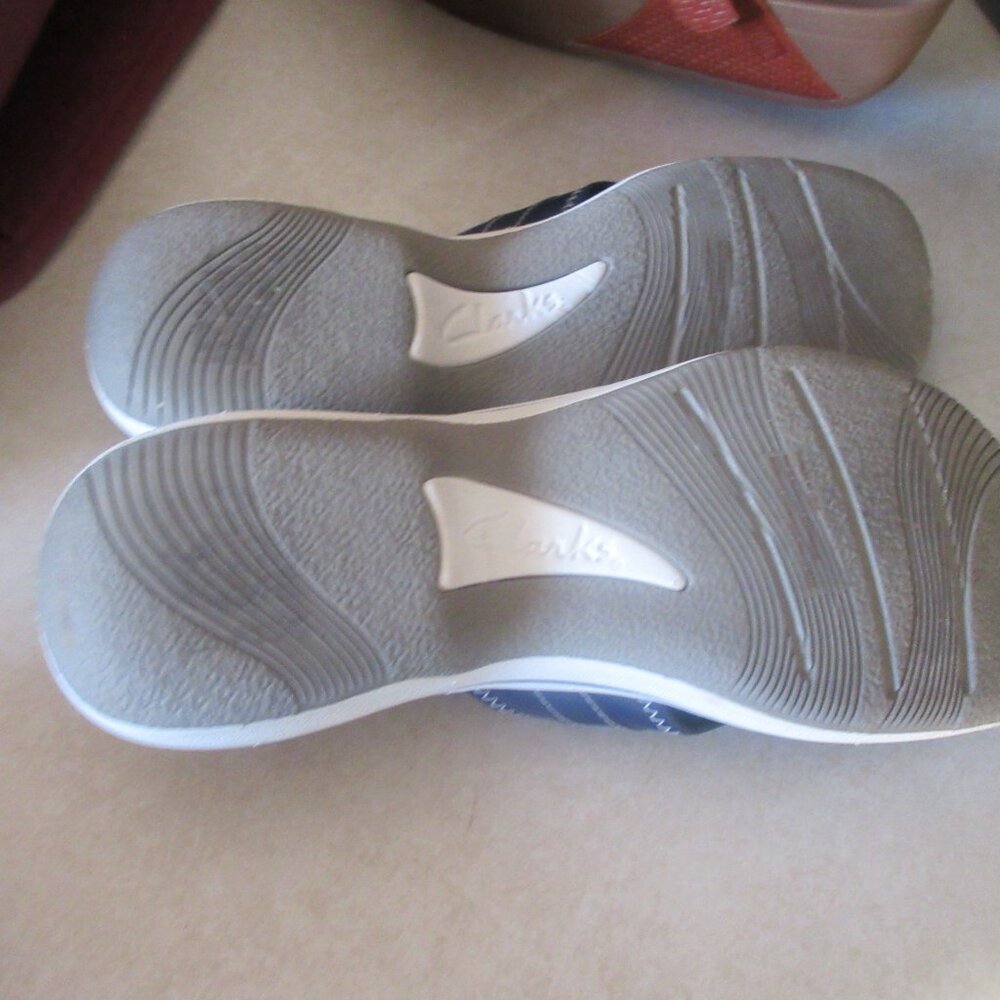 Clarks Women's Brinkley Keely Flip-Flop navy casual comfort toe sandals 8 m - Picture 5 of 6